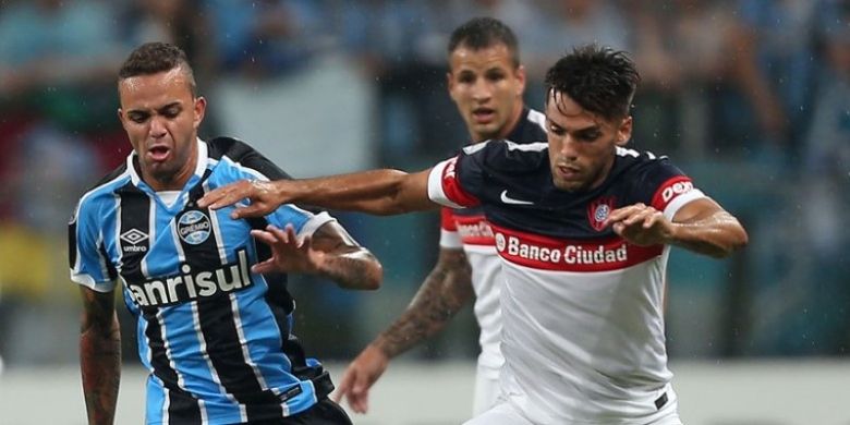 Luan Vieira (kiri), ketika membela Gremio vs San Lorenzo di Copa Libertadores 2016, di Stadion Arena do Gremio, Porto Alegre, (9/3/2016).