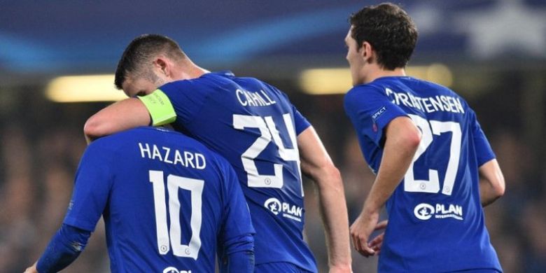 Eden Hazard dipeluk kapten Gary Cahill selepas mencetak gol Chelsea ke gawang AS Roma dalam partai Liga Champions di Stamford Bridge, London, 18 Oktober 2017.