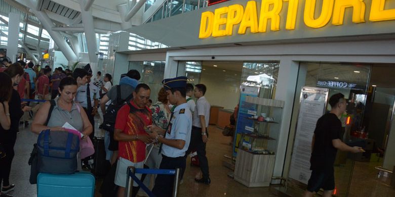Petugas memeriksa tiket penumpang di Bandara Ngurah Rai Bali, Rabu (29/11/2017). 