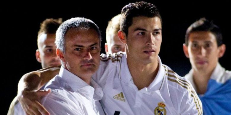 Jose Mourinho (kiri) dan Cristiano Ronaldo saat merayakan kesuksesan Real Madrid menjuarai Liga Spanyol di Stadion Santiago Bernabeu, Madrid, 13 Mei 2012.