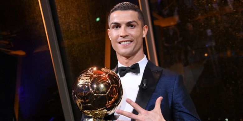 Megabintang Real Madrid asal Portugal, Cristiano Ronaldo, berpose dengan memegang trofi Ballon dOr 2017 di Paris, Prancis, pada 7 Desember 2017.