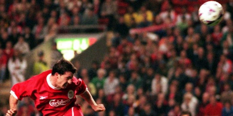 Pemain Liverpool FC, Robbie Fowler, mencetak gol ke gawang FC Kosice dalam laga leg kedua ronde pertama Piala UEFA di Liverpool, Inggris, pada 30 September 1998.