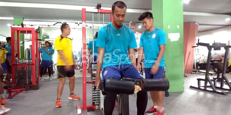 Sunarto saat berlatih bersama tim Arema FC di Pusat kebugaran Universitas Brawijaya Malang pada Senin pagi (11/12/2017).