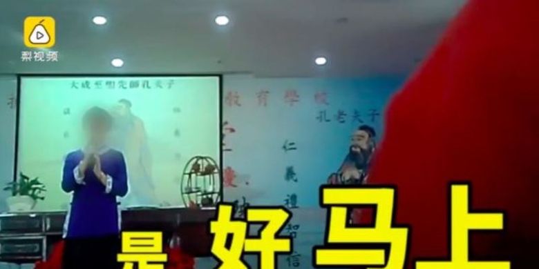 Salah satu penggalan video yang memperlihatkan seorang siswa Sekolah Moralitas Perempuan di China