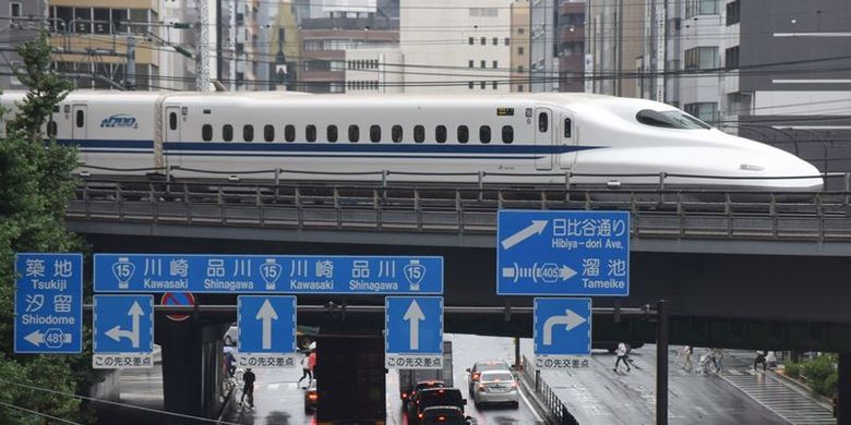 Kereta cepat Jepang, Shinkansen melintas di atas kota Tokyo. Moda transportasi tersebut terkenal di Jepang karena kecepatan dan ketepatan waktunya.