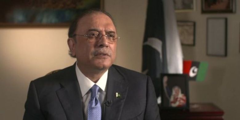 Azif Zardari menyatakanmereka yang tak pernah mengalami duka sebagaimana dia alami, harus berhenti menuduhnya.  (BBC)