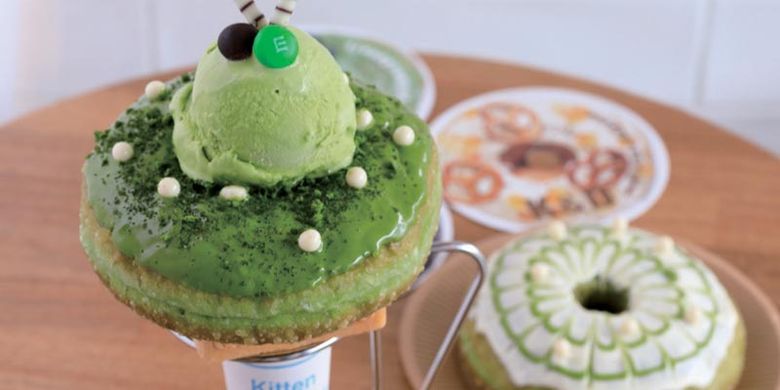 Menu Kitten Charmmy Matcha merupakan donat yang dihidangkan dengan topping es krim, dan disajikan menggunakan wadah cone atau gelas plastik. Donat ini dijual dengan 712 Yen.