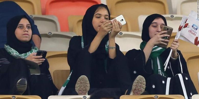 Perempuan di Arab Saudi menyaksikan pertandingan sepak bola untuk pertama kalinya di Stadion King Abdullah Sports City di Jeddah, Jumat (12/1/2018). (CNN)