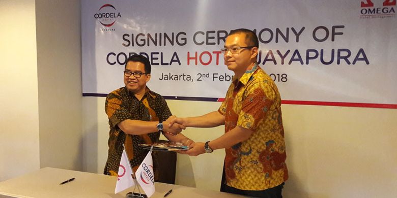 Penandatanganan kerja sama pembangunan Cordela Hotel Jayapura di Cordela Hotel Senen,  Jakarta, Jumat (2/2/2018) yang dilakukan oleh Hartarto (kanan) sebagai investor dan Operation Director OHM Aswin B Drajat (kiri).