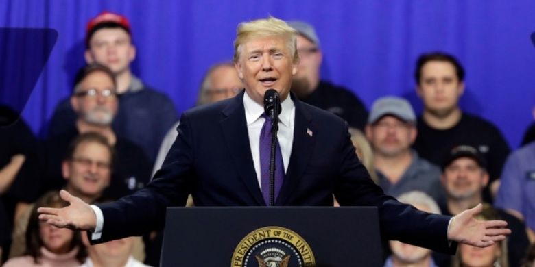 Presiden Amerika Serikat Donald Trump berpidato mengenai kebijakan perpajakan saat berkunjung ke Sheffer Corporation, Senin (5/2/2018) di Blue Ash, Ohio. (Associated Press via CBC)