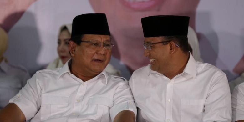 Ketua Umum Partai Gerindra, Prabowo Subianto (kiri), Calon gubernur DKI Jakarta nomor urut 3, Anies Baswedan memberikan keterangan pers di Kantor DPP Partai Gerindra, Jakarta Selatan, Rabu (15/2/2017). Anies Baswedan mengucapkan terima kasih kepada warga Jakarta yang telah berpartisipasi memberikan hak suaranya dalam pemilihan kepala daerah di DKI Jakarta. 