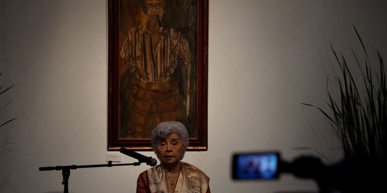 Rose Pandanwangi (88), istri mendiang pelukis S Sudjojono, menyanyikan lagu Indonesia Pusaka, Selasa (6/6/2017), dalam pembukaan pameran sketsa sekaligus peluncuran autobiografi S. Sudjojono, Cerita tentang Saya dan Orang-orang Sekitar Saya, serta biografi Rose Pandanwangi, Kisah Mawar Pandanwangi, di Bentara Budaya Jakarta Kompas. Pameran yang digelar pada 7-13 Juni 2017 ini menampilkan sekitar 130 sketsa, 6 lukisan, 4 foto repro lukisan, dan 5 memorabilia Sudjojono serta istrinya yang jarang dilihat publik.