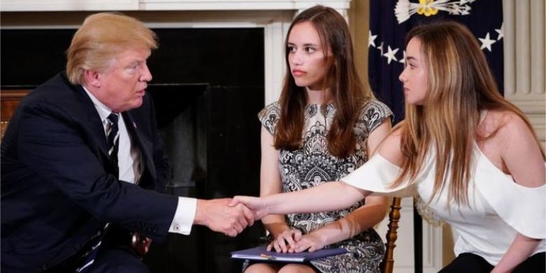 Presiden Amerika Serikat Donald Trump menerima sejumlah murid, guru, dan penyintas penembakan SMA Marjory Stoneman Douglas di Gedung Putih, Rabu (21/2/2018). (AFP via BBC)