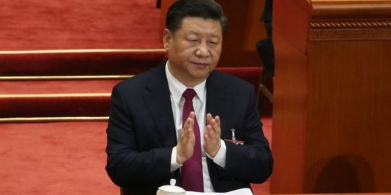 Presiden China, Xi Jinping, bertepuk tangan dalam pembukaan Kongres Rakyat China di Beijing Senin (5/3/2018).