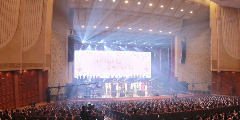 Penduduk Pyongyang menikmati konser langka oleh musisi Korea Selatan di East Pyongyang Grand Theater di Pyongyang yang berkapasitas 1.500 orang di Korea Utara, Minggu (1/4/2018). (KCNA via AFP)