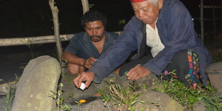 Tua adat suku Nggai, Kampung Munde, Desa Komba, Kecamatan Kota Komba, Manggarai Timur, Flores, Nusa Tenggara Timur, Selasa (3/4/2018), melaksanakan ritual Peting Ghan Nalun Weru.