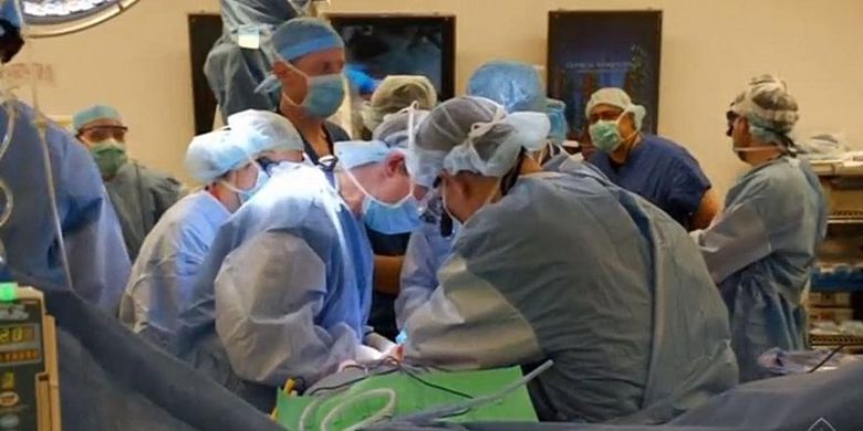 Gambar yang memperlihatkan prosedur transplantasi keseluruhan penis oleh tim dokter di Rumah Sakit Johns Hopkins di Baltimore, Amerika Serikat (AS), kepada seorang veteran Perang Afghanistan pada 26 Maret lalu.