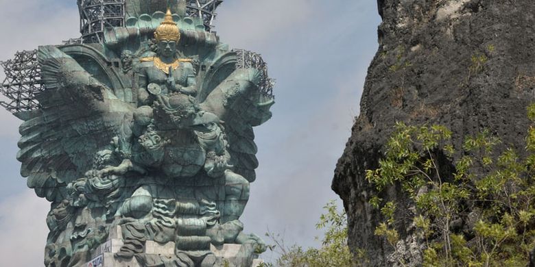 Patung Garuda Wisnu Kencana (GWK) terlihat seusai proses pemasangan bagian Mahkota Dewa Wisnu di Ungasan, Badung, Bali, Minggu (20/5/2018). Mahkota Dewa Wisnu tersebut merupakan modul ke-529 dari total 754 modul yang terpasang di patung setinggi 121 meter yang ditargetkan selesai dibangun pada Agustus 2018.