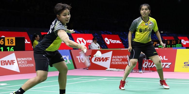 Pemain ganda putri Indonesia, Apriyani Rahayu (kiri), berpasangan dengan Nitya Krishinda Maheswari pada laga penyisihan Grup D Piala Uber 2018 melawan Delphine Delrue/Lea Palermo (Perancis), di Impact Arena, Bangkok, Thailand, Selasa (22/5/2018).