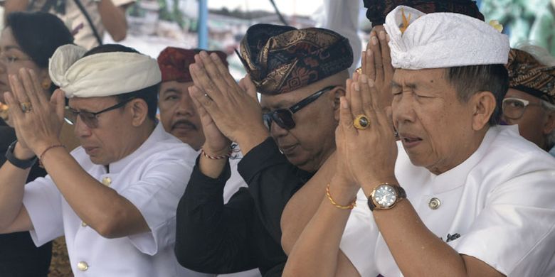 Deputi Bidang Pemasaran 1 Kementerian Pariwisata, I Gde Pitana (kiri), Gubernur Bali Made Mangku Pastika (kanan) dan pemrakarsa Patung Garuda Wisnu Kencana (GWK) Nyoman Nuarta (tengah) mengikuti Upacara Adat Pasupati di pelataran Patung GWK, Badung, Bali, Minggu (20/5/2018). Upacara tersebut dilakukan sebagai bagian dari permohonan umat agar proses pembangunan patung GWK dapat berlangsung lancar dan selesai tepat pada waktunya.