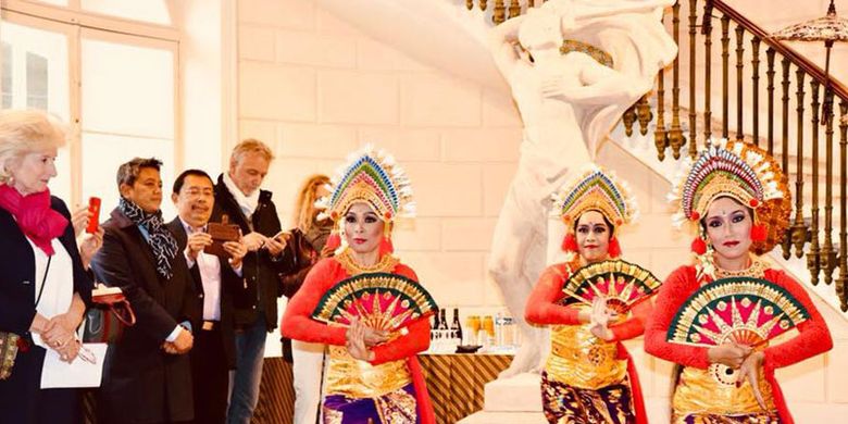 Tarian tradisional menghiasi pembukaan Indonesia A Fascinating Journey di jantung kota Paris, tepatnya di depan Museum Louvre. Indonesia A Fascinating Journey berlangsung 14-19 Mei 2018.