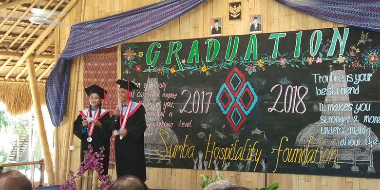 Wisuda sekolah perhotelan Sumba Hospitality Foundation di Jalan Mananga Aba, Desa Karuni, Kecamatan Loura, Kabupaten Sumba Barat Daya, Nusa Tenggara Timur (NTT), Sabtu (26/5/2018).   