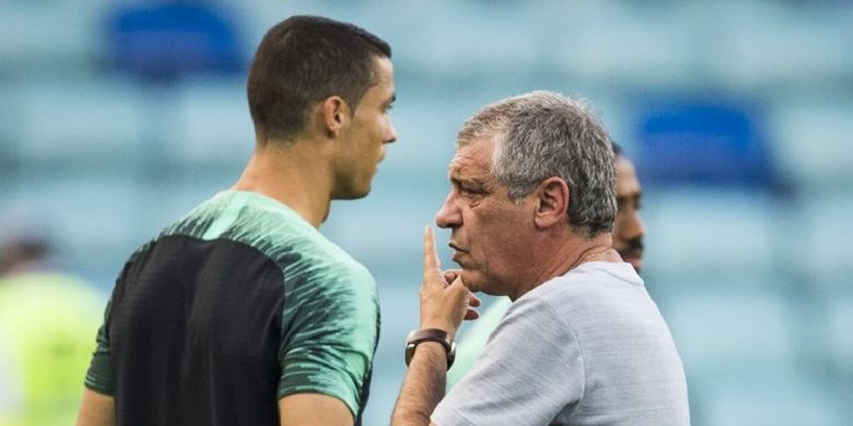 Cristiano Ronaldo dan pelatih Fernando Santos tengah berdiskusi pada latihan timnas Portugal di Sochi, 14 Juni 2018. 