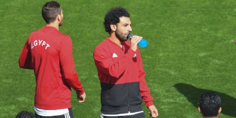 Mohamed Salah menjalani pemanasan jelang laga Mesir vs Uruguay di Yekaterinburg Arena, 15 Juni 2018. 