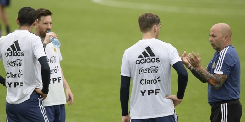 Pelatih Argentina, Jorge Sampaoli, memberi instruksi kepada Lionel Messi dkk pada saat latihan jelang Piala Dunia 2018 di Bronnitsy, 13 Juni 2018. 