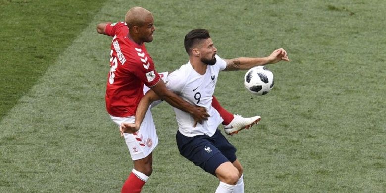 Mathias Zanka Jorgensen mengawal ketat Olivier Giroud pada pertandingan Denmark vs Perancis di Moskwa, 26 Juni 2018. 