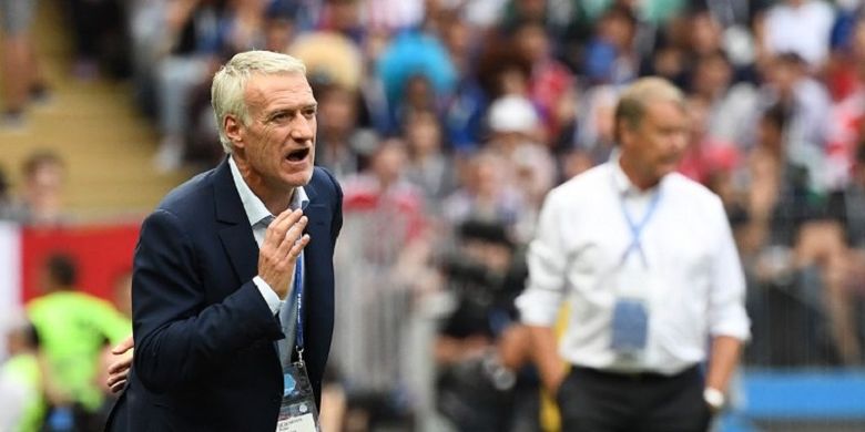 Pelatih timnas Perancis, Didier Deschamps, memberi instruksi kepada para pemainnya pada laga versus Denmark di Luzhniki, 26 Juni 2018. 