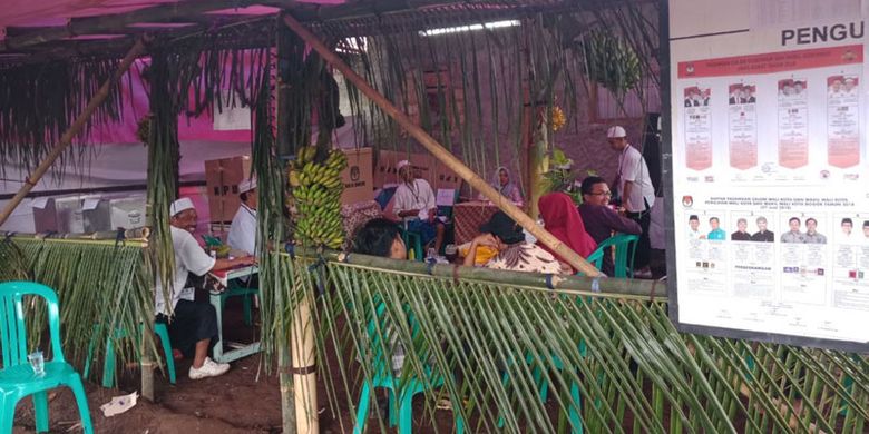 TPS 20 di Kampung Bulak Utara RT 03 RW 05 Kelurahan Kencana, Kecamatan Tanah Sareal, Kota Bogor, Jawa Barat menampilkan TPS Hajatan Tempo Doeloe, Rabu (27/6/2018).