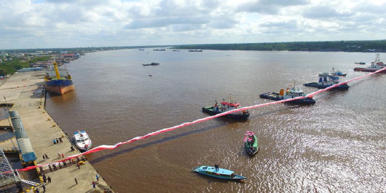 Pengibaran Bendera Merah Putih di sepanjang Sungai Mentaya, dibantu oleh sepuluh kapal tugboat, Senin (16/7/2018)