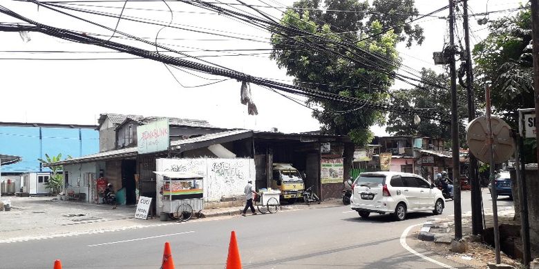 Beberapa kabel hitam menjuntai di Jalan Budi Raya, Kemanggisan, Jakarta Barat terlihat terikat dengan kantong plastik pada Jumat (20/7/2018).