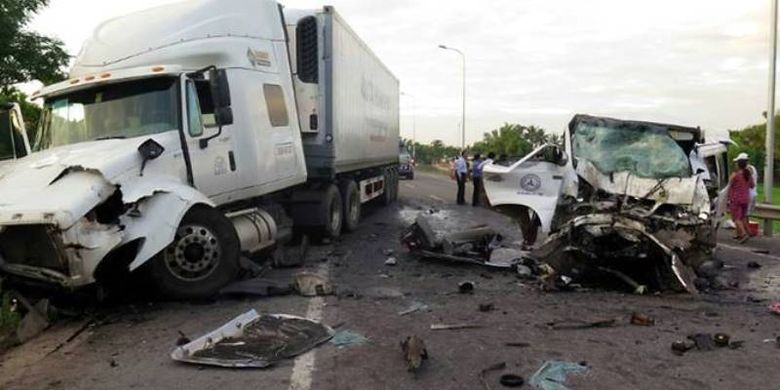 Mobil van dan truk usai bertabrakan di jalanan di Vietnam.