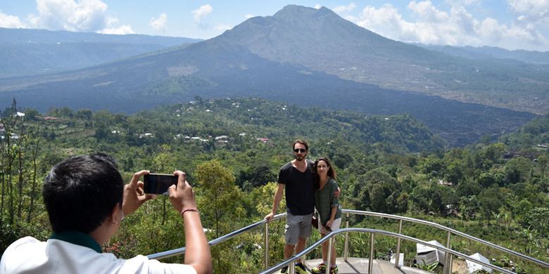 Wisatawan mancanegara (wisman) mengunjungi kawasan Geopark Batur di Kintamani, Kabupaten Bangli, Bali, Kamis (19/7/2018). Kementerian Pariwisata (Kemenpar) menargetkan devisa 1 miliar dollar AS dan jumlah kunjungan 1.102.500 wisman dari 11 geopark Indonesia hingga tahun 2019.