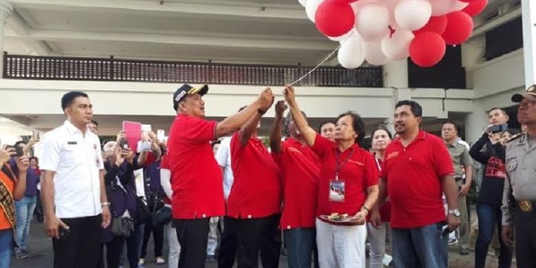 Gubernur Sulawesi Utara Olly Dondokambey (memakai topi dan memegang balon) melepas peserta Kirab  Kasih 73 di depan lobi Kantor Gubernur Sulut, Rabu (15/8/2018).