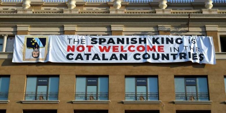 Spanduk yang menolak kedatangan Raja Spanyol Felipe VI dipasang pada Jumat (17/8/2018) di Barcelona, ??Spanyol. (AFP/Lluis Gene)