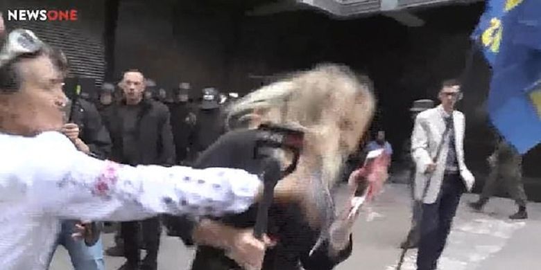 Potongan rekaman video yang memperlihatkan jurnalis Ukraina Darina Bilera dipukul seorang pengunjuk rasa ketika melaporkan aksi demonstrasi menentang keputusan ekstradisi seorang prajurit ke Rusia.
