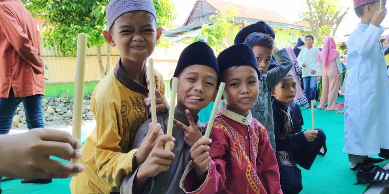 Siswa Sekolah Dasar DDI Ujuna, Palu, Sulawesi Tengah, Jumat (21/9/2018), diberi sedotan bambu oleh komunitas pemernag sampah Seangle.