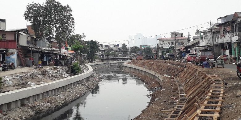 Dinas Sumber Daya Air (SDA) DKI Jakarta melalukan normalisasi Kali Gogol di Jalan Palmerah I atau jalan inspeksi, Jakarta Barat pada Selasa (25/9/2018).