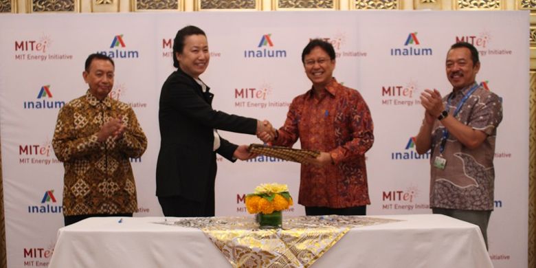 Manajer Asia Pacific Energy Partnership MITEI Lihong Duan dan Direktur Utama INALUM Budi G. Sadikin bersalaman usai penandatanganan MoU disaksikan Deputi Bidang Pertambangan Industri Strategis dan Media Kementerian BUMN Fajar Harry Sampurno, Rabu (10/10/2018).