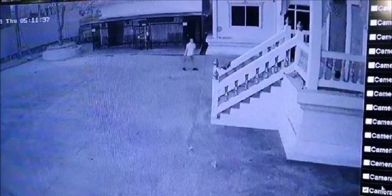 Dari rekaman CCTV memperlihatkan pria bernama Peerapong Jirakunarat membawa sekaleng bensin untuk membakar diri di sebuah kuil Buddha di Pattaya, Thaland.