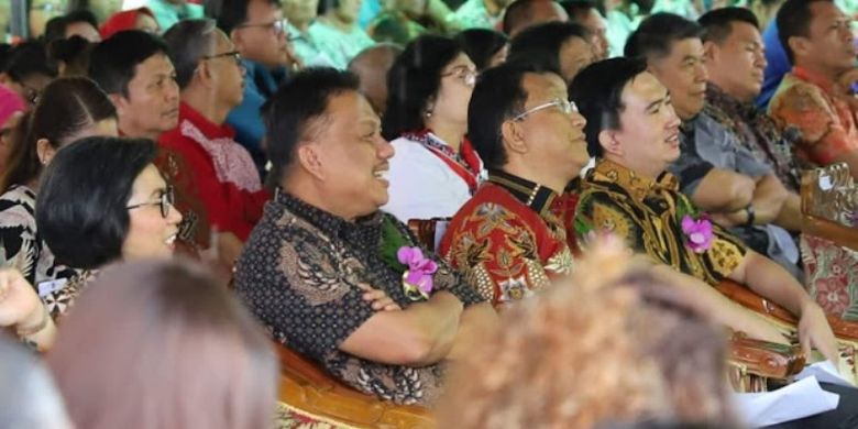 Safari Natal yang juga dihadiri oleh Sekdaprov Edwin Silangen, SE, MS, Bupati Bolmong Yasti Soepredjo Mokoagow, Walikota Kotamobagu Tatong Bara, anggota DPRD Sulut Rocky Wowor, Ketua BPMS GMIBM Pdt Christin Raintama-Pangulimanan, dan para pejabat Pemprov Sulut serta ribuan masyarakat Bolmong. 
