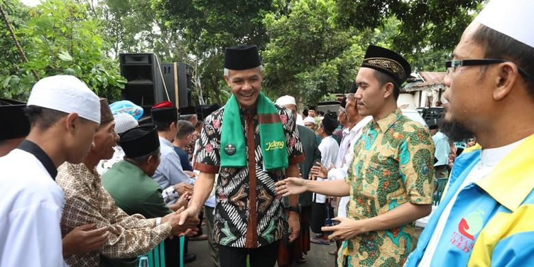 Gubernur Jawa Tengah Ganjar Pranowo saat menghadiri dialog interaktif dengan tema Insentif untuk Guru Madrasah Diniyah?, di Puri Gedeh, Semarang Selasa (22/1/2019).
