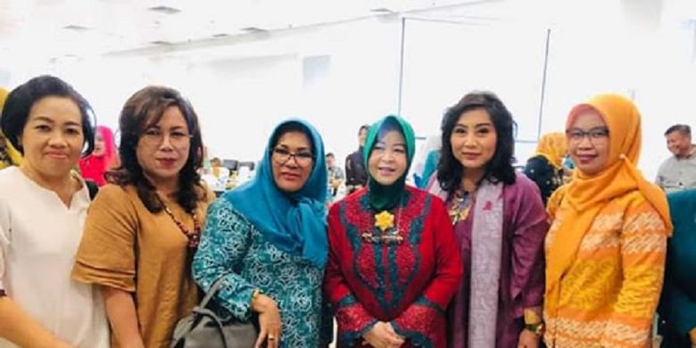 Rita Dondokambey berfoto bersama pengurus pusat TP PKK di kantor Kementerian Dalam Negeri, Jakarta, Selasa (29/1/2019).