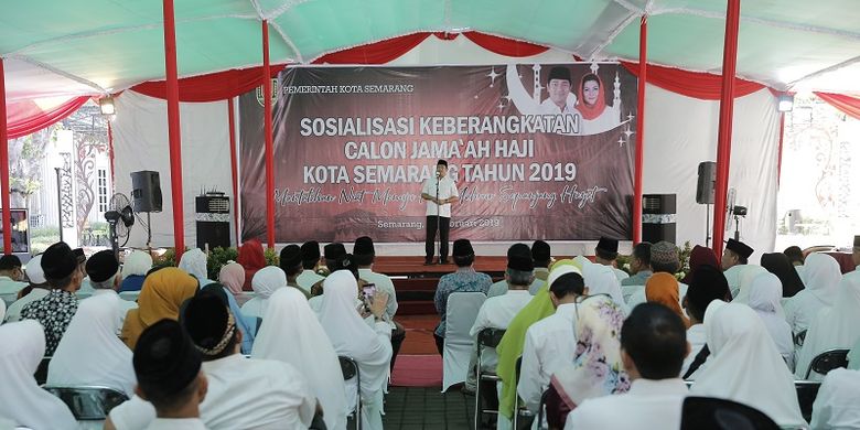 Wali Kota Semarang Hendrar Prihadi memberikan sambutan dalam acara Sosialisasi Keberangkatan Haji Kota SemarangTahun 2019 di Balai Kota Semarang, Minggu (24/2/2019). 