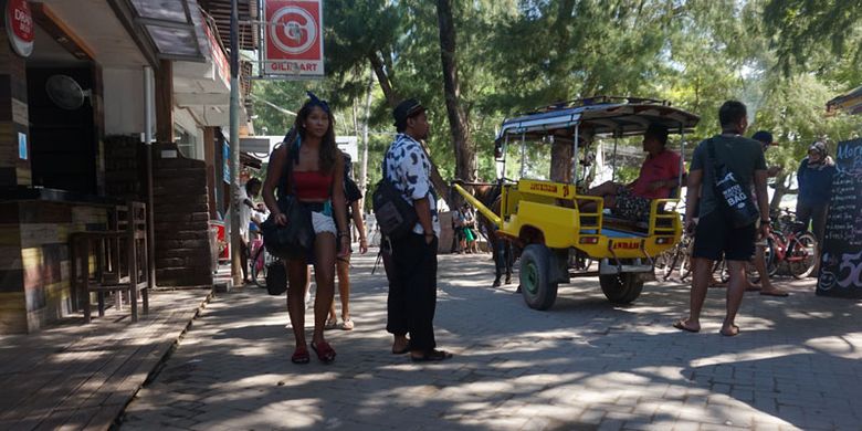 Wisatawan di Gili Trawangan, Kabupaten Lombok Utara, NTB, Kamis (21/2/2019).