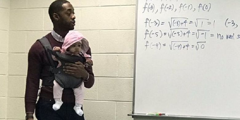 Profesor Nathan Aleander, dosen Matematika ketika menggendong bayi Assafa tatkala memberikan kuliah di Morehouse Atlanta, Amerika Serikat.