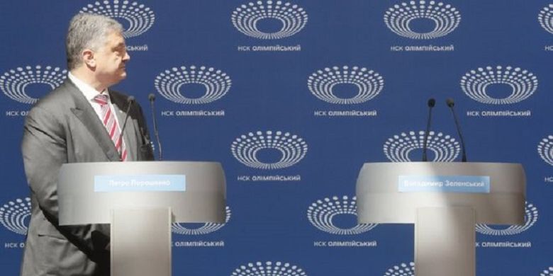 Petahana Presiden Ukraina Petro Poroshenko ketika berdebat dengan podium kosong di sebelahnya setelah rival Volodymyr Zelensky gagal hadir.